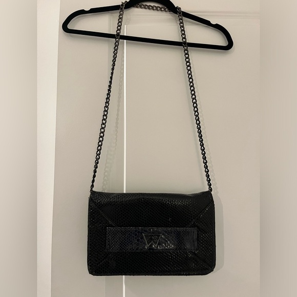 Kelly Wynne Snakeskin Crossbody 🖤 - Picture 3 of 8